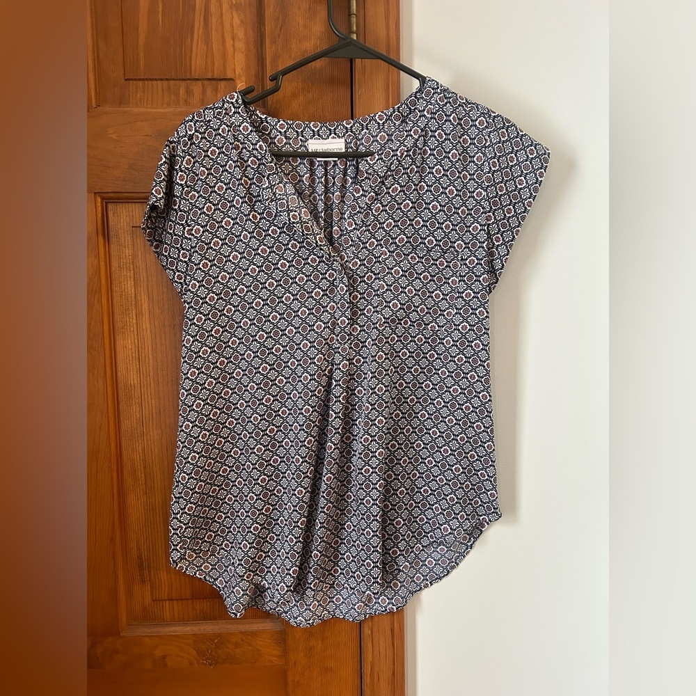 Liz Claiborne Navy and White Geometric Cap Sleeve Top